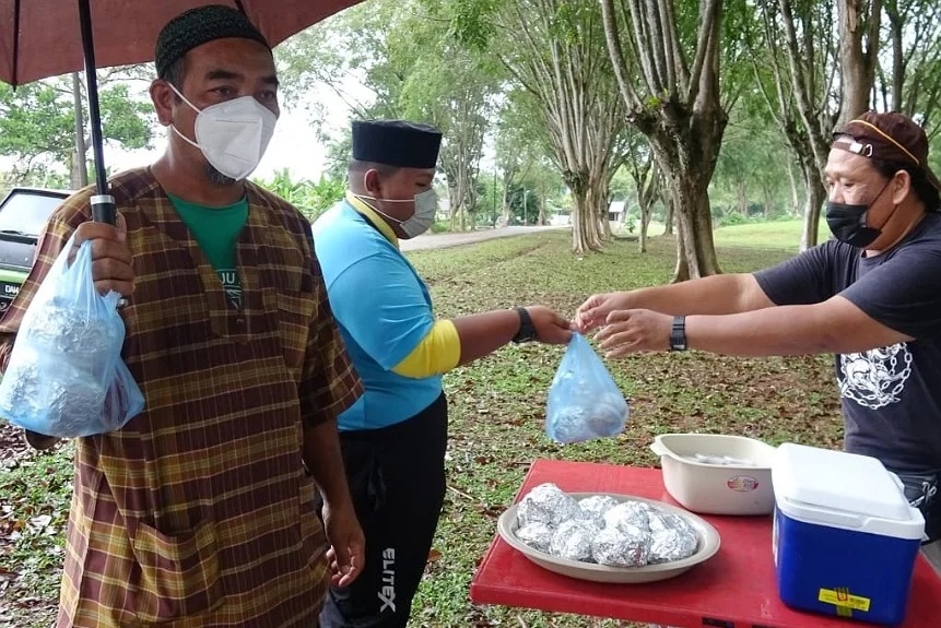 Fikiramin serving loyal customers at the makeshift stall. – Getaran pic