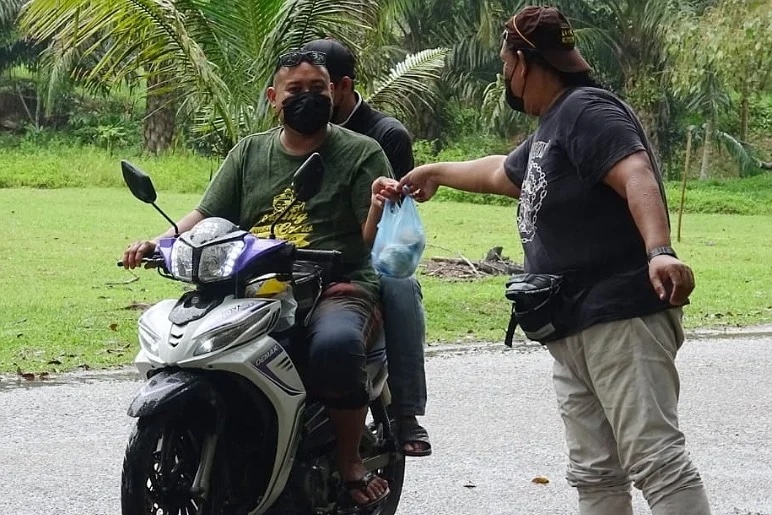 Customers picking up their pre-ordered meals. – Getaran pic