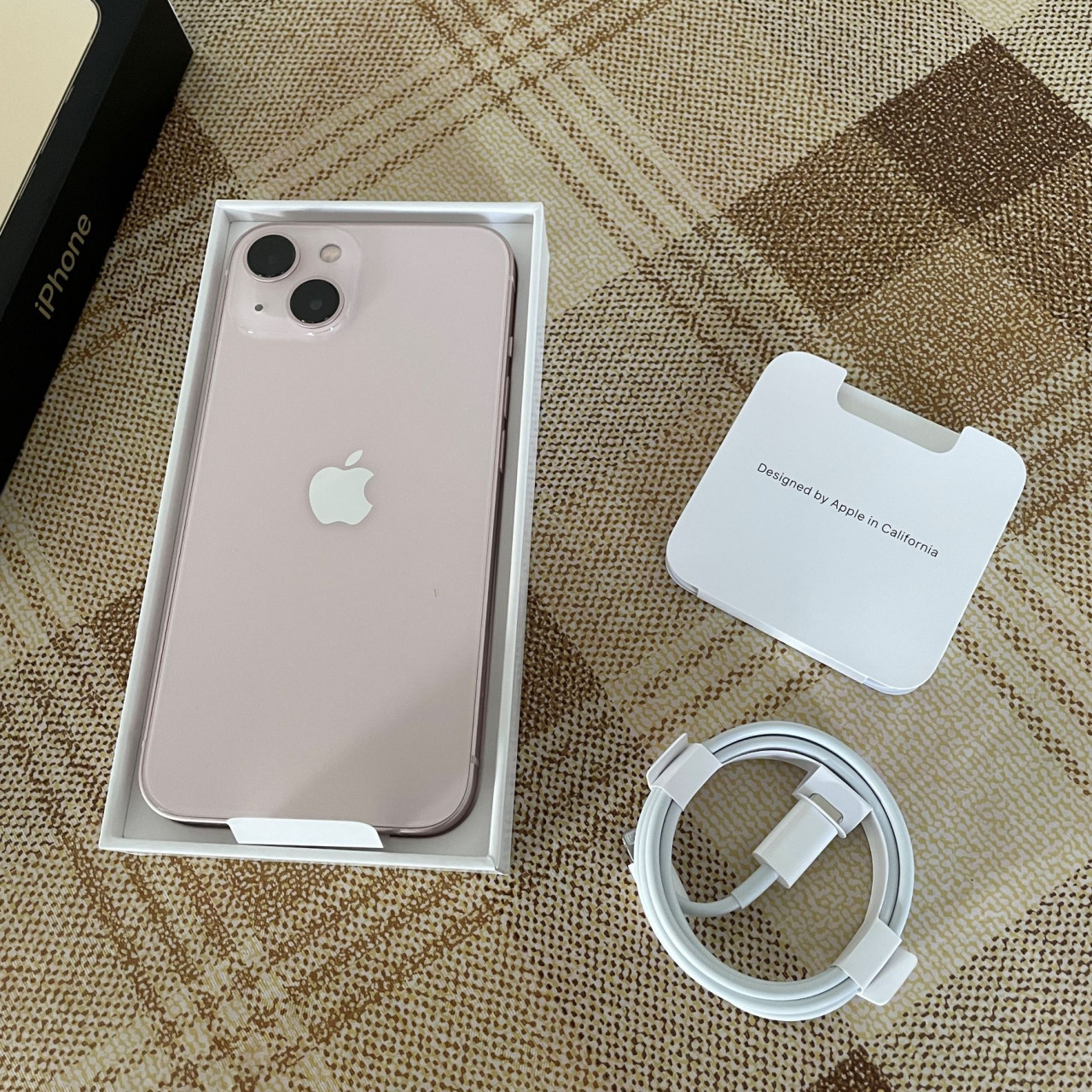 What’s in the box? Definitely not a power brick, seeing as they’ve been phased out by Apple in the past couple of years. – Haikal Fernandez pic