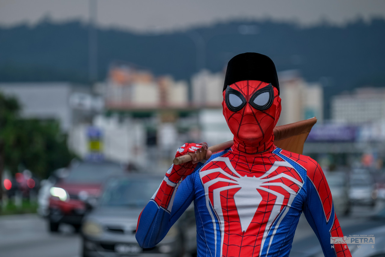 With his unique and creative methods, Mohamed Zakri Mohd Sofi manages to attract the attention of MRR2 road users. – ABD RAZAK LATIF/The Vibes pic, April 27, 2022