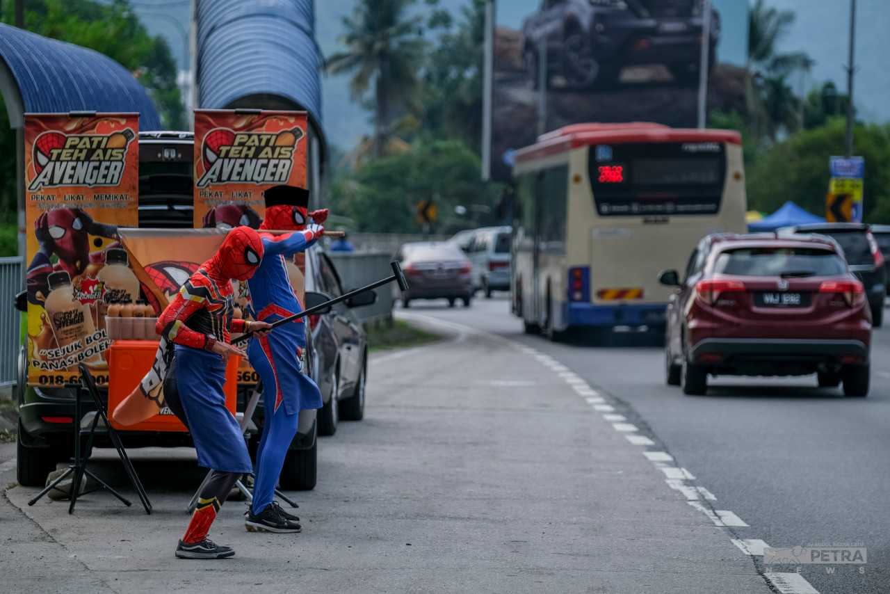 Dancing and acting while wearing a Spiderman costume under the scorching hot sun is not something that is easy to do. – ABD RAZAK LATIF/The Vibes pic, April 27, 2022