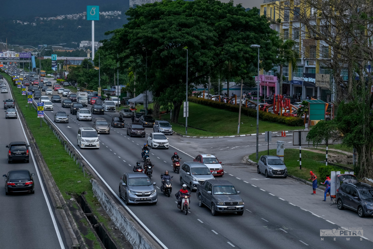 Move over Lemang Pak Ali, now the Avengers tea seller dressed as Spiderman has also caused ‘a little’ congestion in front of the national zoo. – ABD RAZAK LATIF/The Vibes pic, April 27, 2022