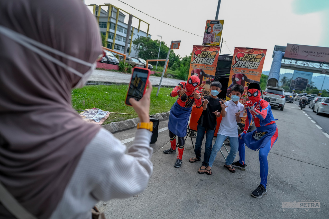MRR2 users take the opportunity to take pictures with the creative and unique entrepreneurs. – ABD RAZAK LATIF/The Vibes pic, April 27, 2022