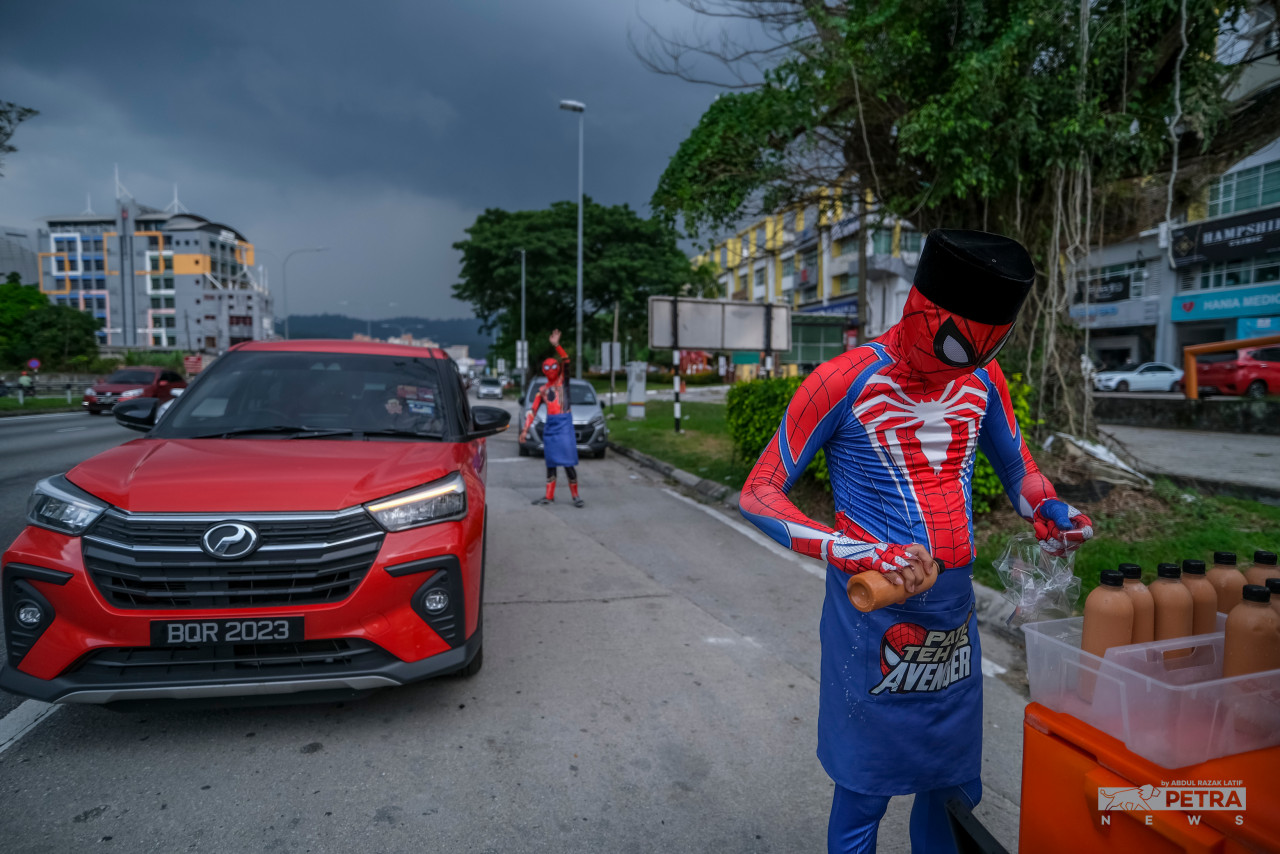 As sales of their Avengers tea booms, these two youths want to expand their street business in the future. – ABD RAZAK LATIF/The Vibes pic, April 27, 2022