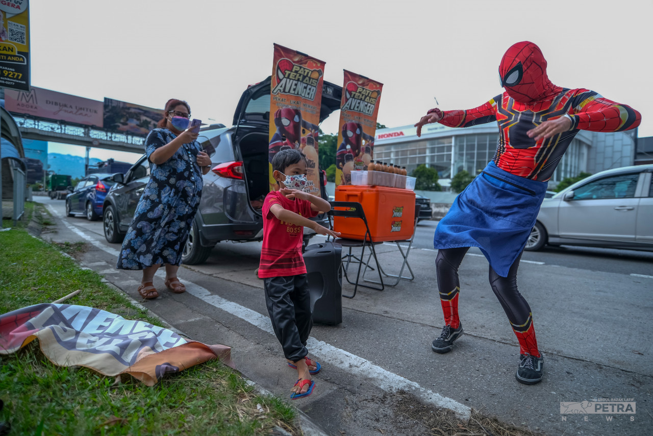Fans of the enterprising tea sellers also took the opportunity to perform alongside the Avengers duo. – ABD RAZAK LATIF/The Vibes pic, April 27, 2022