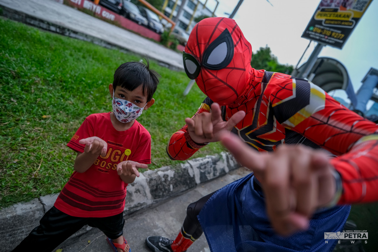 After buying Avengers tea, some fans took the opportunity to pose with the two tea sellers. – ABD RAZAK LATIF/The Vibes pic, April 27, 2022