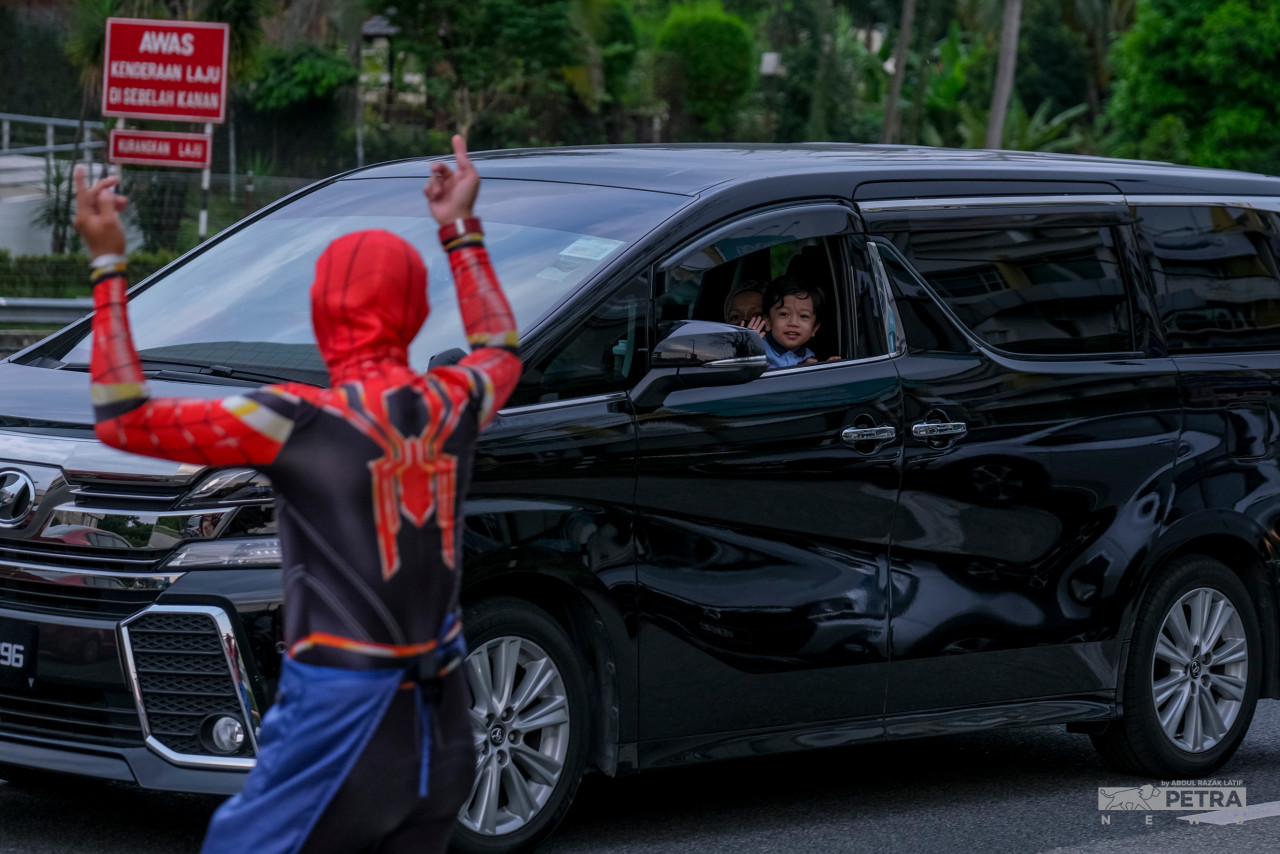 Mohd Shafiqal Azrin Mohd Azmi’s entertaining antics amuse MRR2 users, especially children. – ABD RAZAK LATIF/The Vibes pic, April 27, 2022