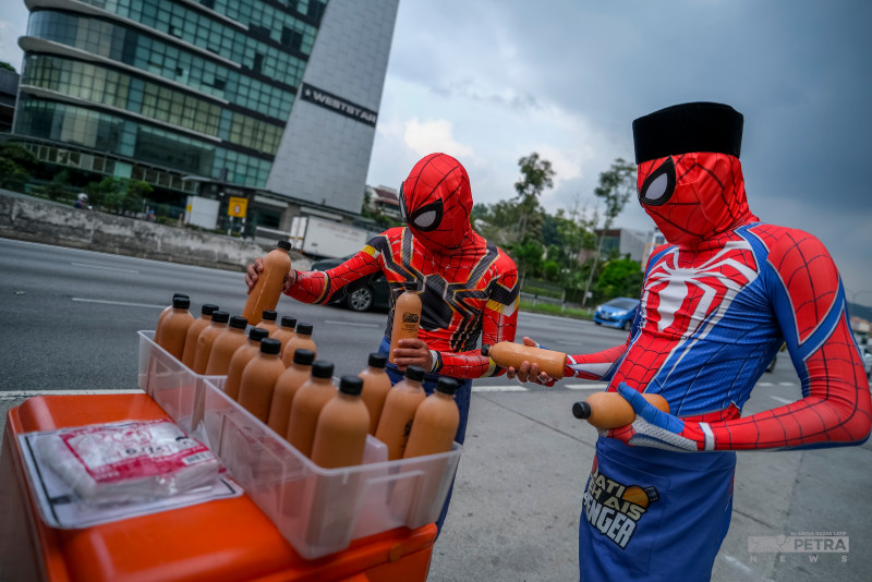 [PHOTOS] Spiderman offers ‘Avengers tea’ to MRR2 users