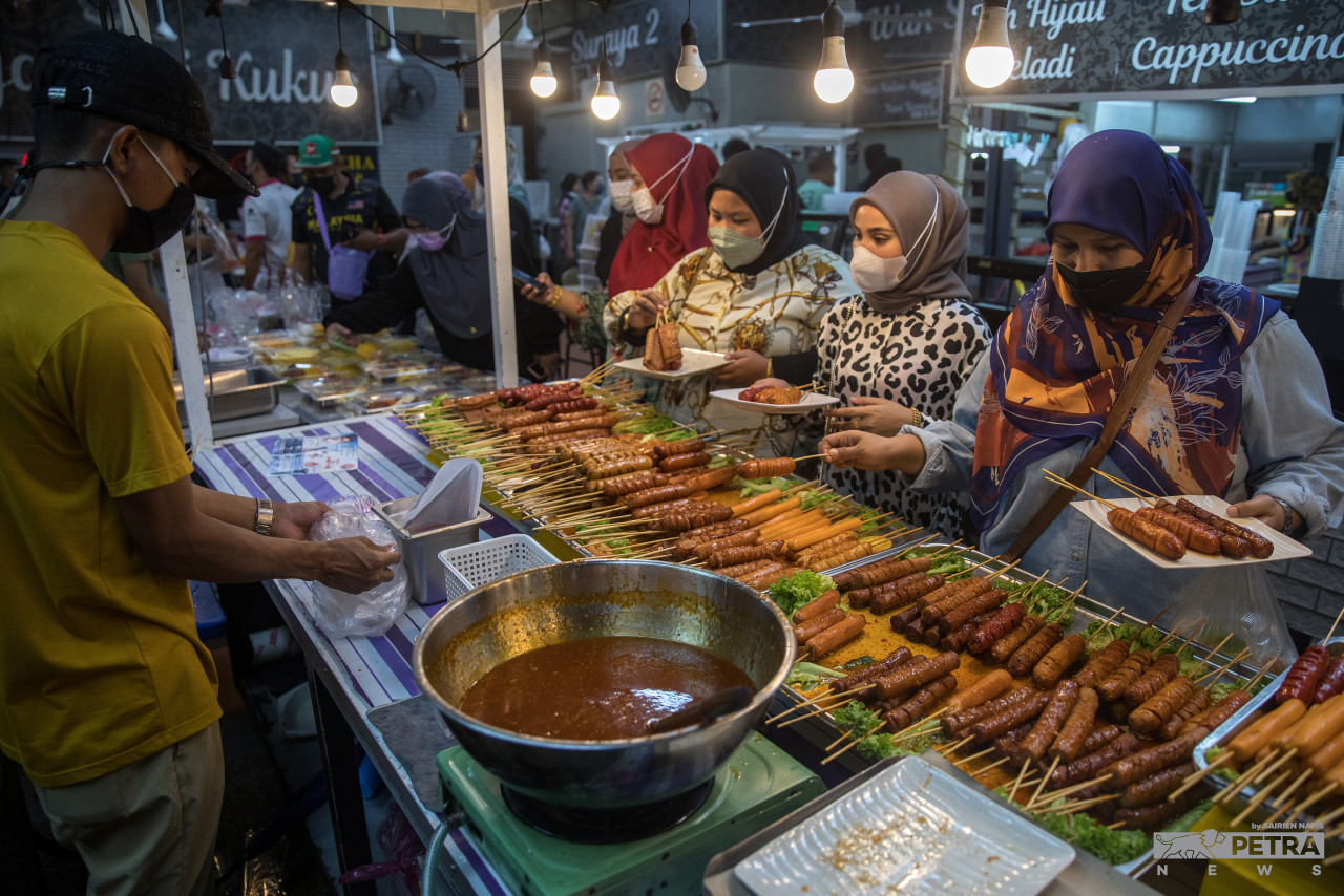 A variety of food delicacies will be sold throughout the country during the month of Ramadan. – SAIRIEN NAFIS/The Vibes pic, April 4, 2022