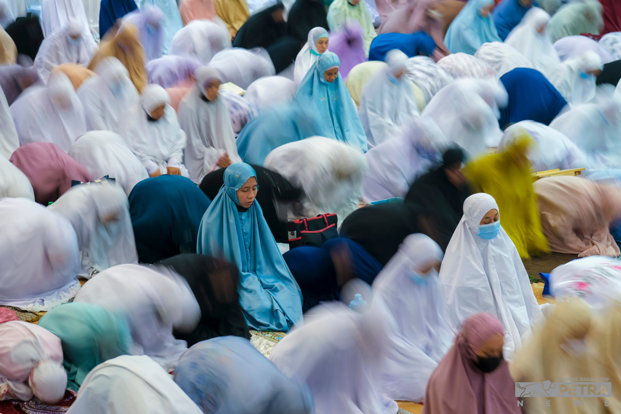 Both men and women will gather at mosques and surau for tarawih prayers during the month of Ramadan. – ABD RAZAK LATIF/The Vibes pic, April 4, 2022