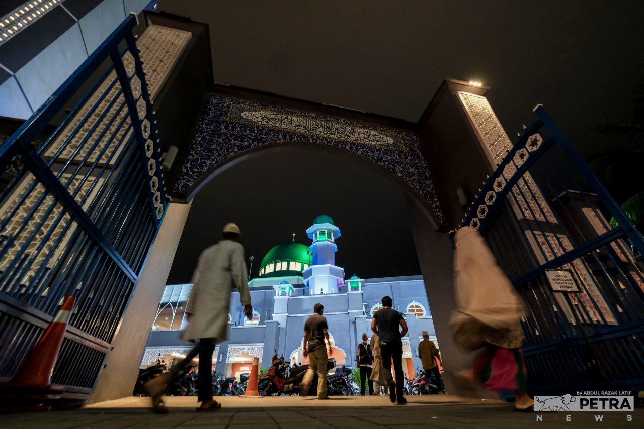The opportunity to perform tarawih prayers is only available during the holy month of Ramadan. – ABD RAZAK LATIF/The Vibes pic, April 4, 2022