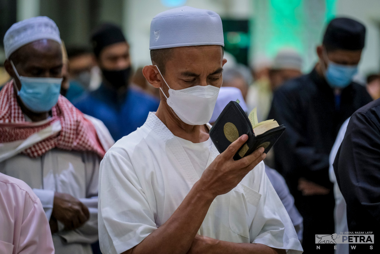 Reading the Quran during tarawih prayers allows Muslims to understand the meaning of the recitation. – ABD RAZAK LATIF/The Vibes pic, April 4, 2022