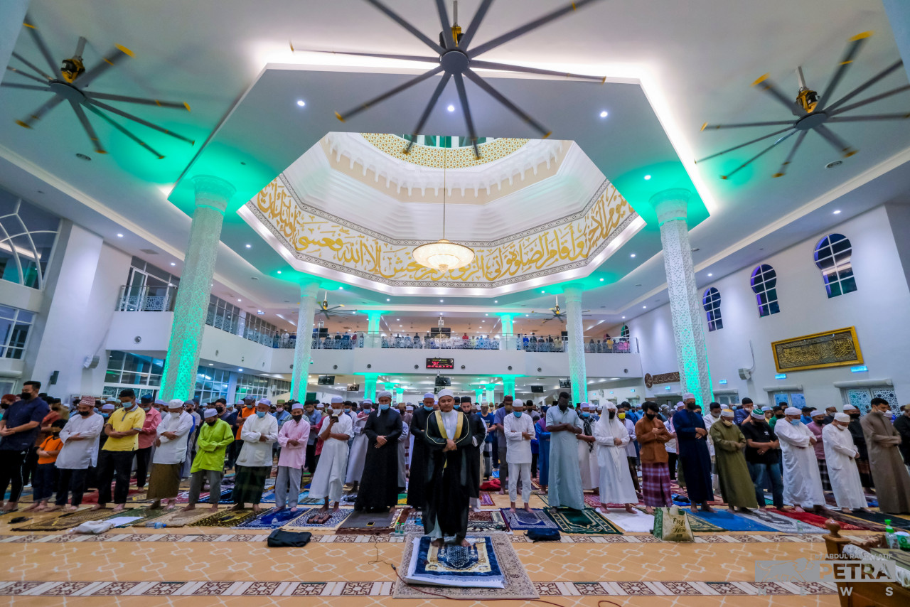 Muslims can now conduct full prayers after two years of being unable to properly do so due to physical distancing restrictions. – ABD RAZAK LATIF/The Vibes pic, April 4, 2022