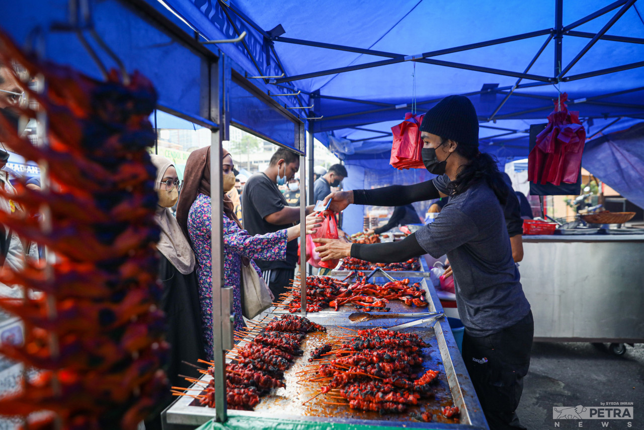 During the month of Ramadan, Ramadan bazaars will be the focus of all Malaysians buying food to break fast. – SYEDA IMRAN/The Vibes pic, April 4, 2022