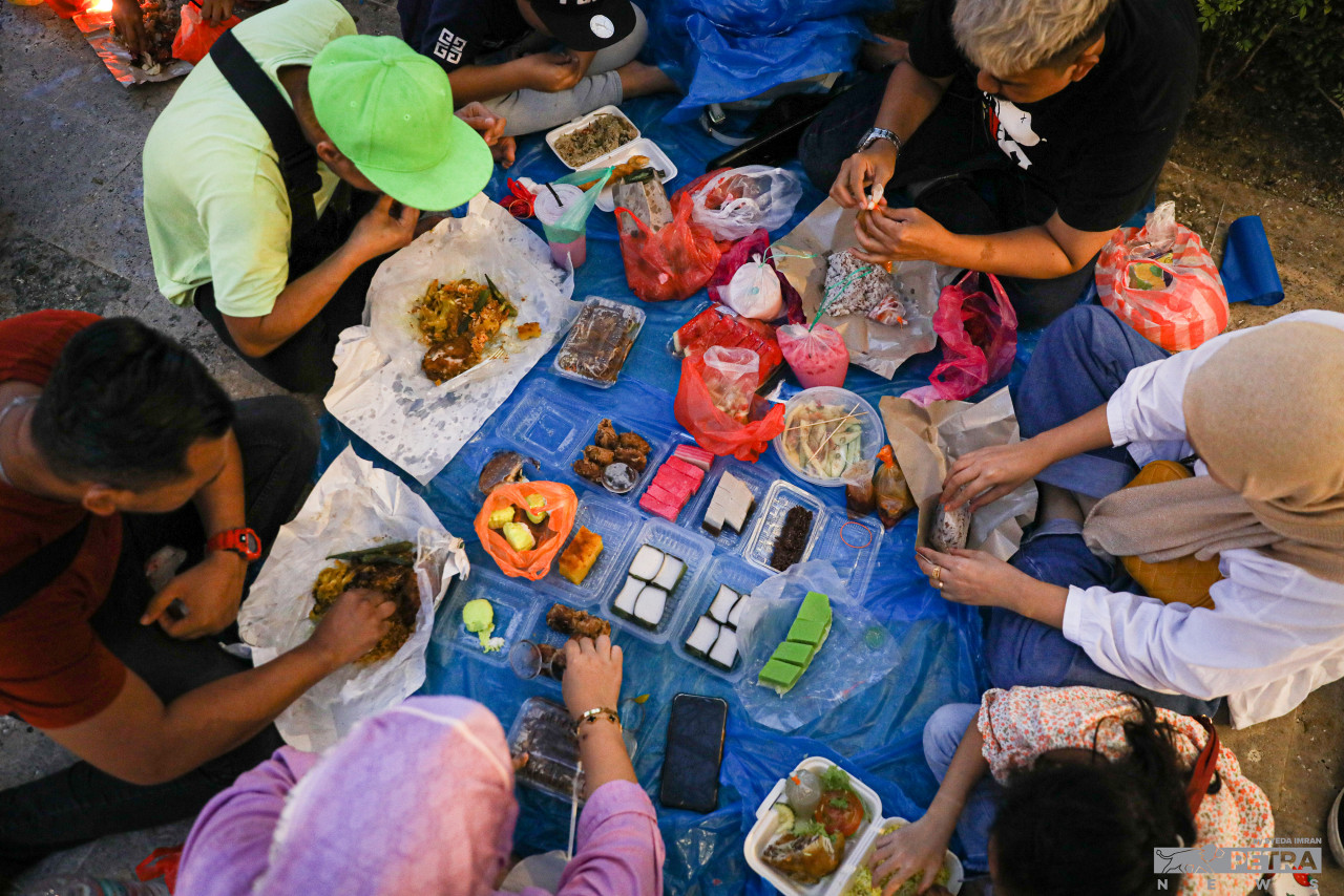 Breaking fast outside in large numbers has become a trend during the month of Ramadan. – SYEDA IMRAN/The Vibes pic, April 4, 2022