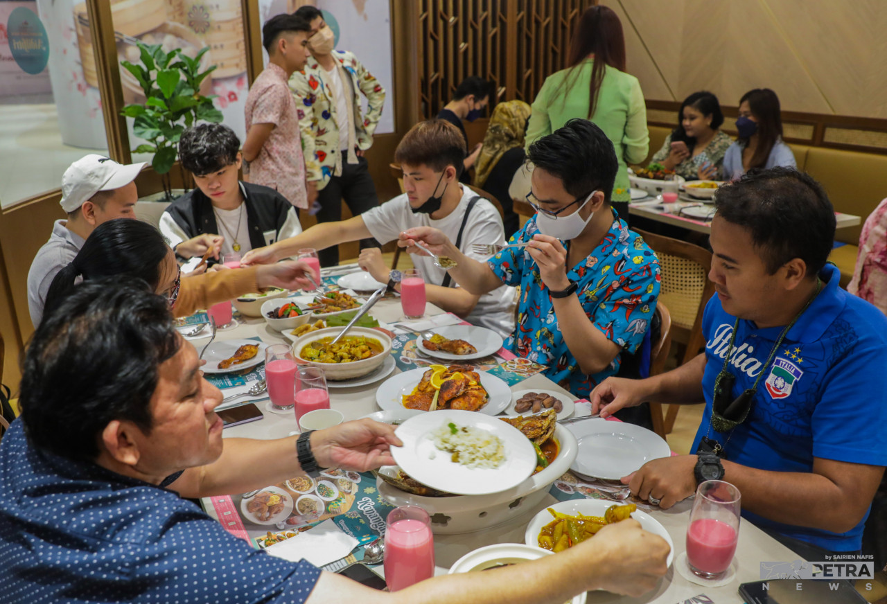 Iftar buffets are not only for Muslims who are fasting, but for all Malaysians of various races. – SAIRIEN NAFIS/The Vibes pic, April 4, 2022