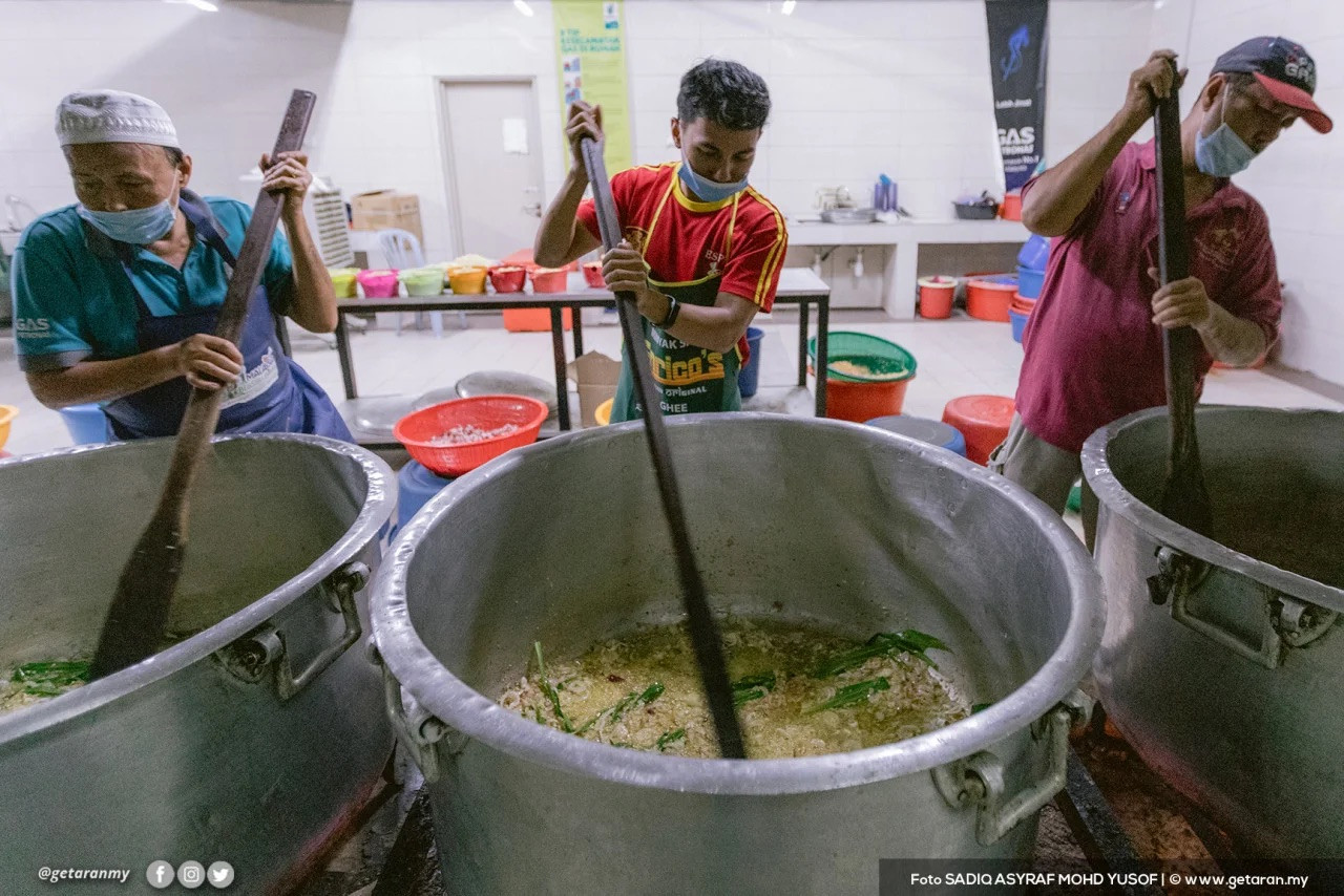 Volunteers cooking bubur lambuk. – File pic