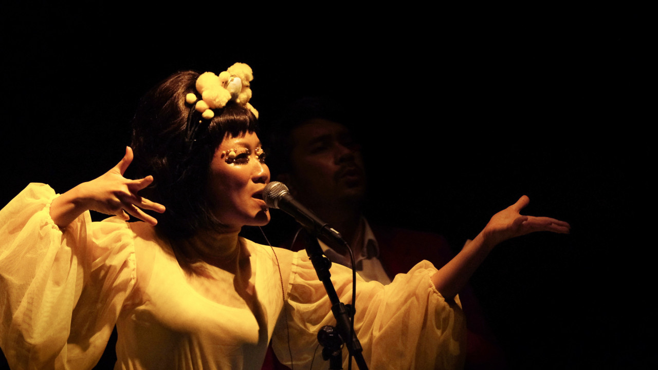 The soft voice of Lynn Tan, 34, singer of the Indie band Fazz, when delivering the song 'Geylang Si Paku Geylang', clearly captivated about 120 spectators during the puppet show 'Ibu' at Nero Event Space, Petaling Jaya Performing Art Centre (PJPac) on March 27. – Bernama pic