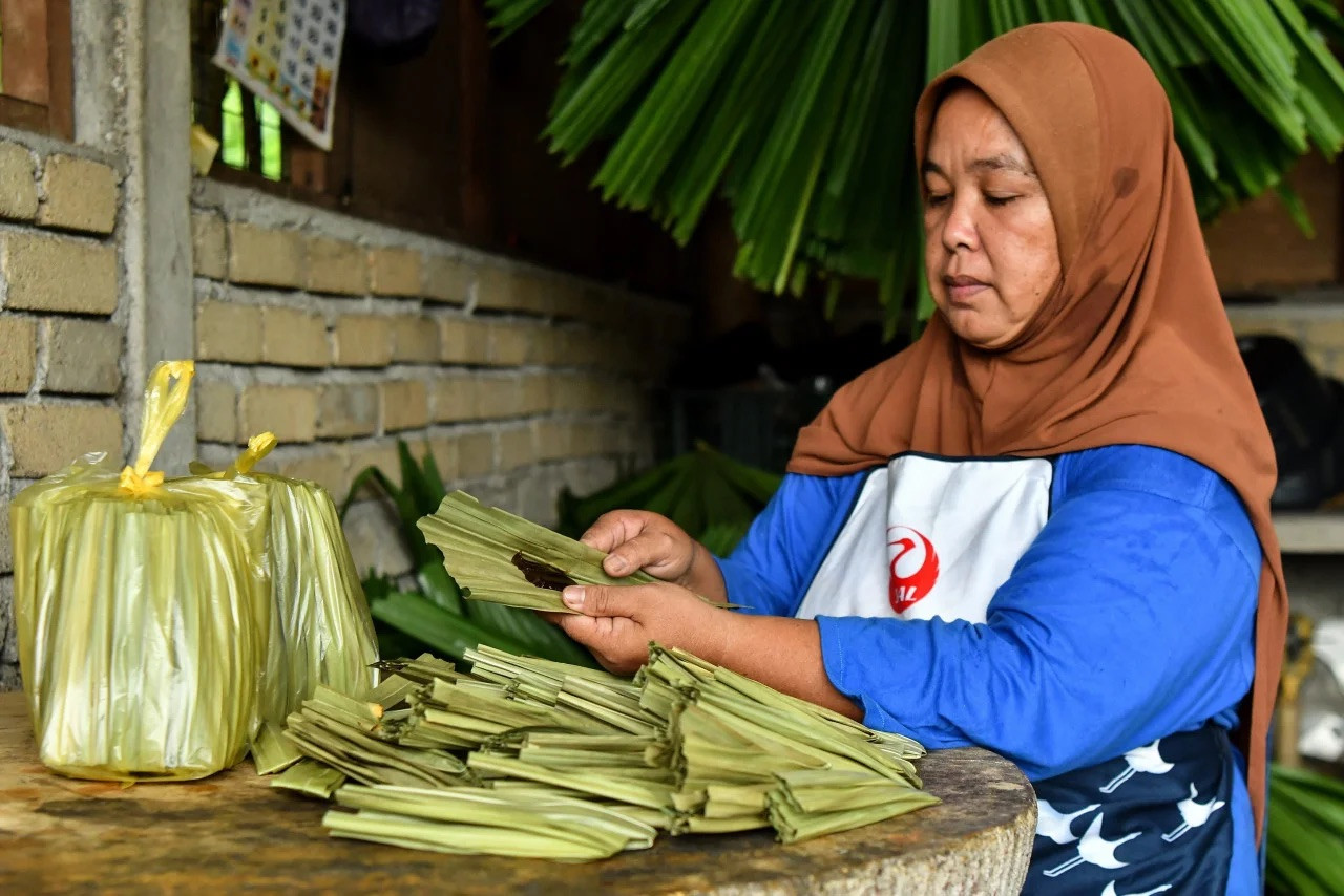 Rojini said she has received orders for 20,000 pieces from customers for the upcoming Hari Raya Aidilfitri. – Bernama pic