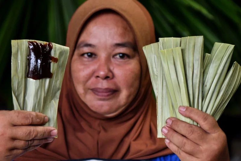 Rojini says dodol cooked over a charcoal stove was so much tastier and did not burn easily compared with modern stovetops. – Bernama pic