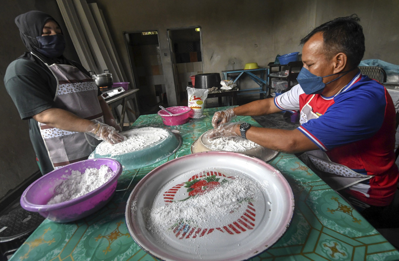 Mariani (left) with her husband Zaki Ali, 49, completing the locong making process at Kampung Kebakat, Wakaf Bharu. – Bernama pic