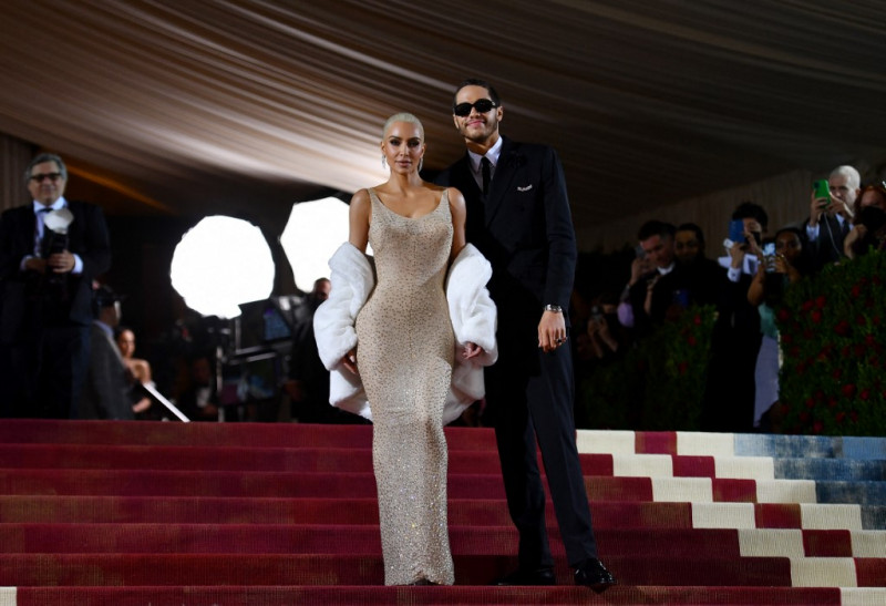 Stars sparkle at Met Gala in New York
