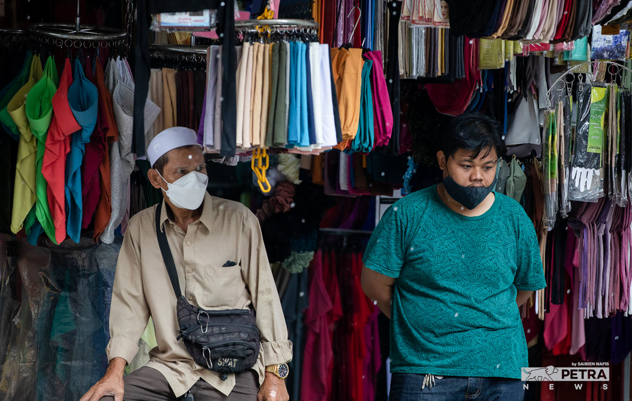 Sellers are waiting for the presence of buyers ready to spend for their Hari Raya necessities as Muslims are now more than halfway through Ramadan. – SAIRIEN NAFIS/The Vibes pic, April 19, 2022