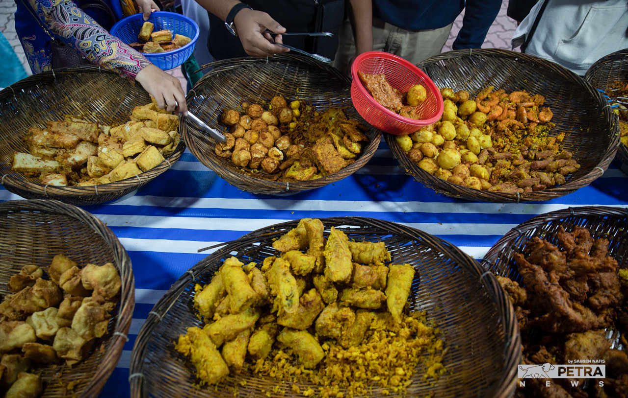 Ramadan bazaars around the capital are known for its variety of food, some of which are not typically found outside the fasting month. – SAIRIEN NAFIS/The Vibes pic, April 19, 2022