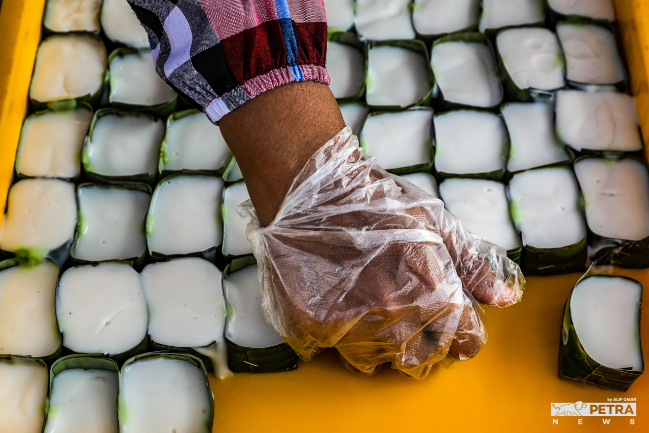 Tepung pelita, a traditional Malay kuih, is a sought-after traditional dessert at Ramadan bazaars. – ALIF OMAR/The Vibes pic, April 9, 2022