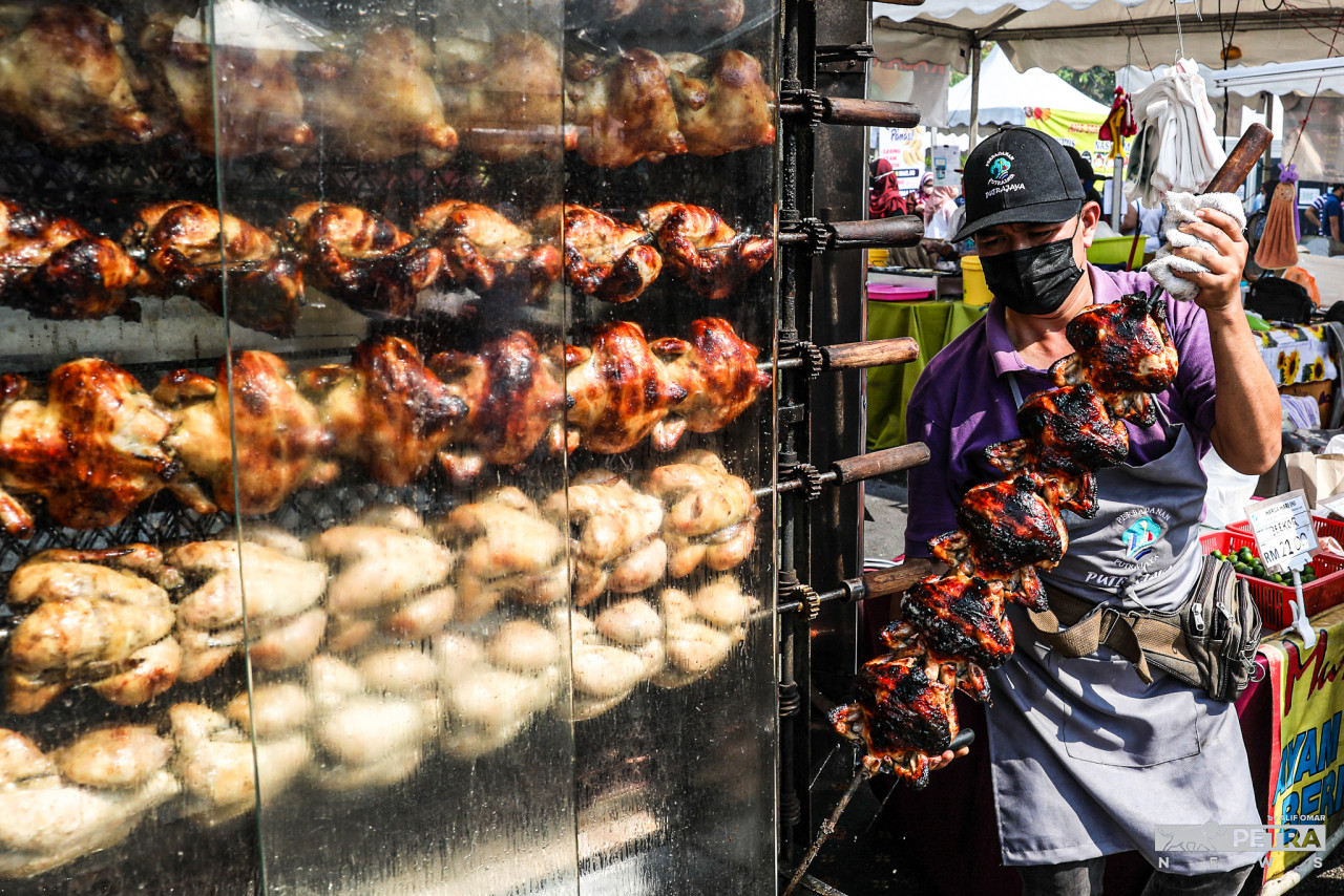 Rows and rows of ‘ayam golek’ (grilled chicken) are often a crowd-puller at Ramadan bazaars. – ALIF OMAR/The Vibes pic, April 9, 2022
