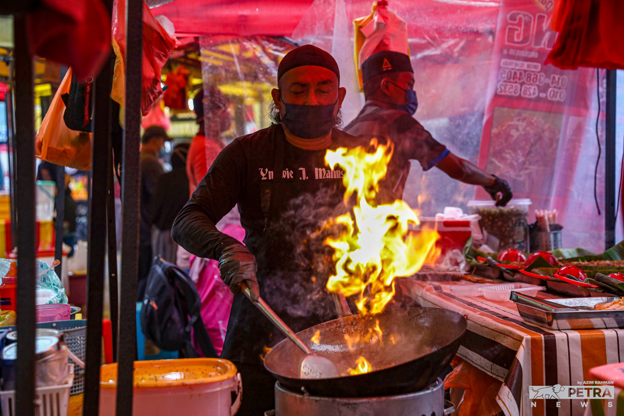 Visitors of Ramadan bazaars are spoiled for choice with the vast variety of food and drinks available. – AZIM RAHMAN/The Vibes pic, April 9, 2022