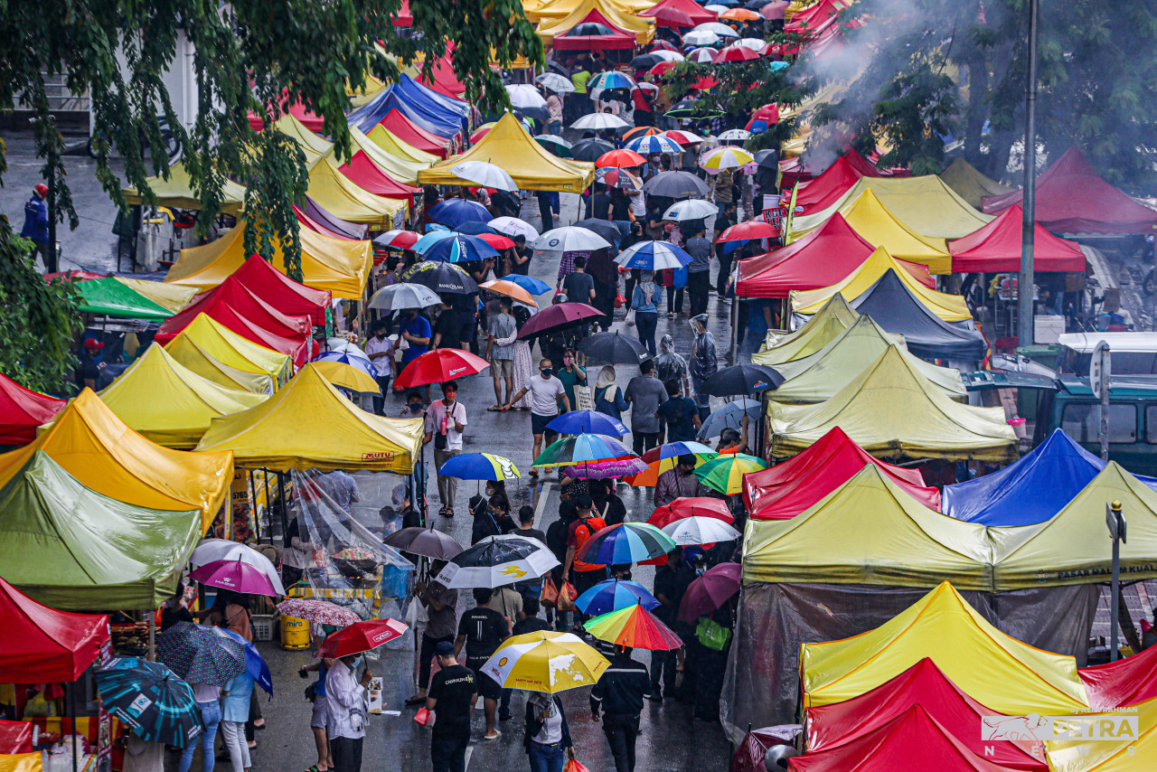 Whether rain or shine, Malaysians find it hard to resist visiting the Ramadan bazaars. – AZIM RAHMAN/The Vibes pic, April 9, 2022