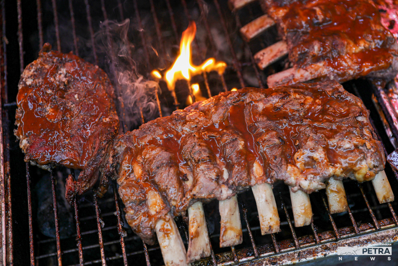 The sight of barbecued beef ribs on a charcoal grill is irresistible. – AZIM RAHMAN/The Vibes pic, April 9, 2022