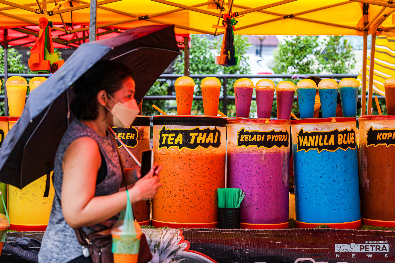 Various flavoured drinks popularly known as ‘air balang’ often attract buyers with their attractive colours. – AZIM RAHMAN/The Vibes pic, April 9, 2022