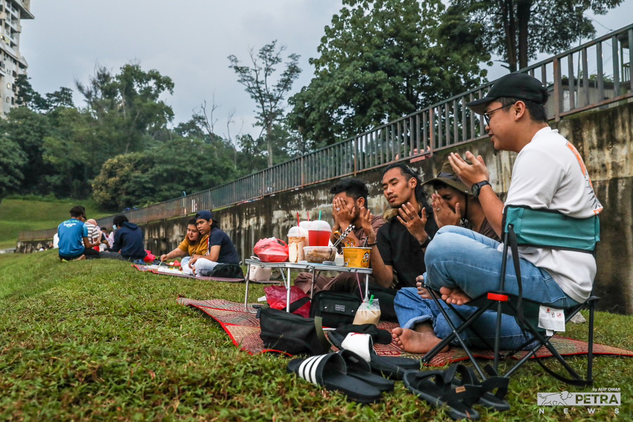 Cityfolk recite prayers before breaking fast at the ‘secret’ location at Bukit Antarabangsa. – ALIF OMAR/The Vibes pic, April 13, 2022