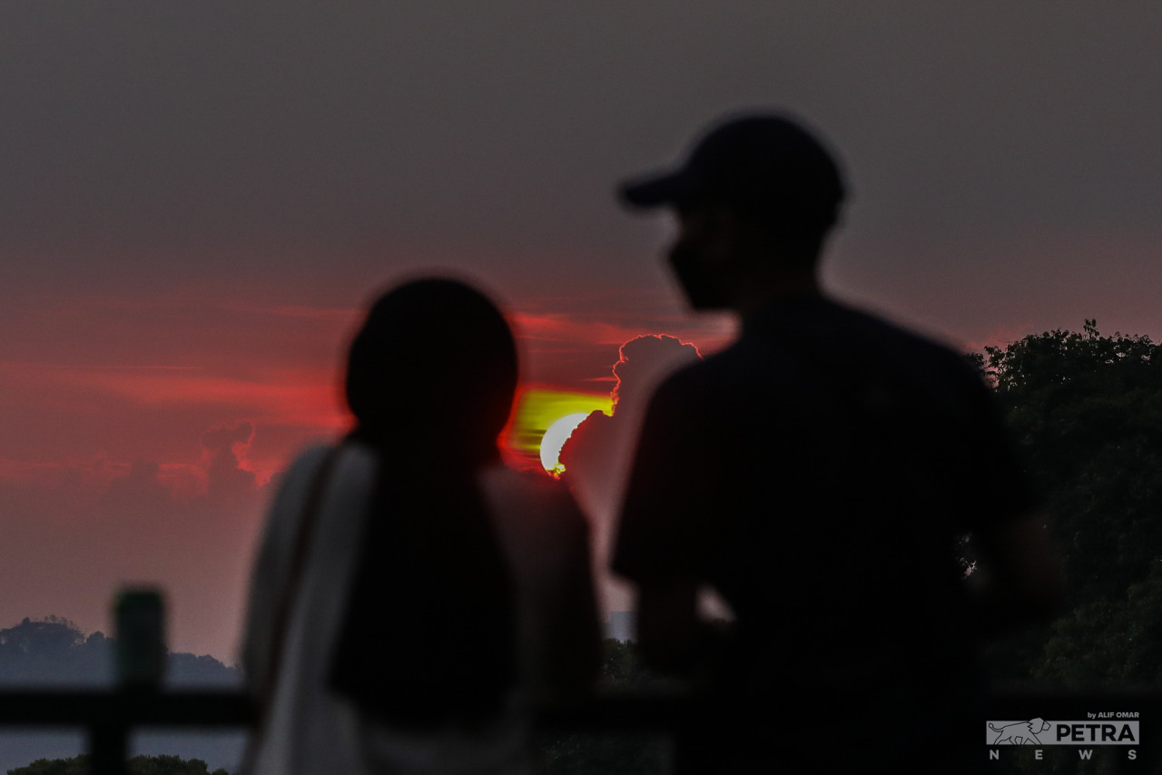 If the weather is good, visitors at Bukit Antarabangsa can enjoy breathtaking sunset views. – ALIF OMAR/The Vibes pic, April 13, 2022