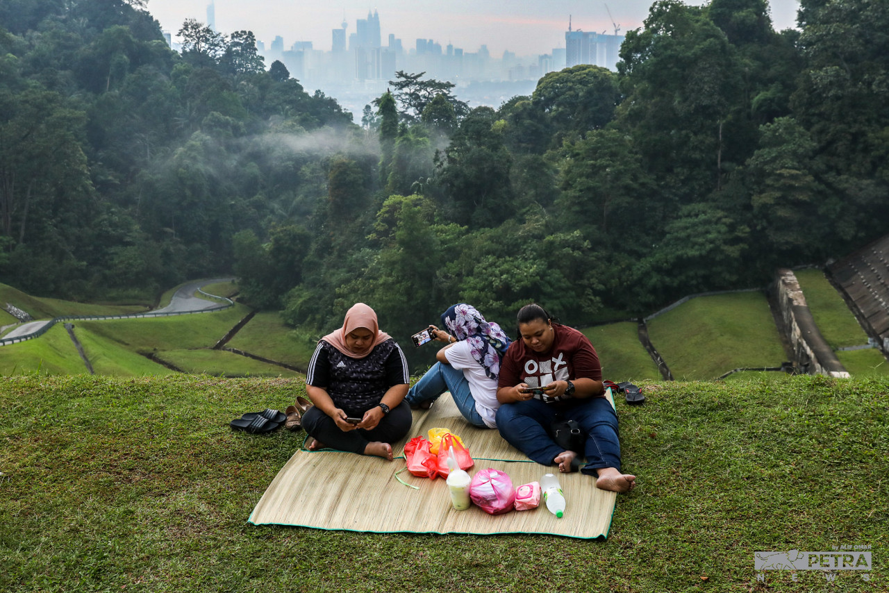 While waiting for iftar, visitors record beautiful moments at Bukit Antarabangsa thanks to its serene atmosphere. – ALIF OMAR/The Vibes pic, April 13, 2022