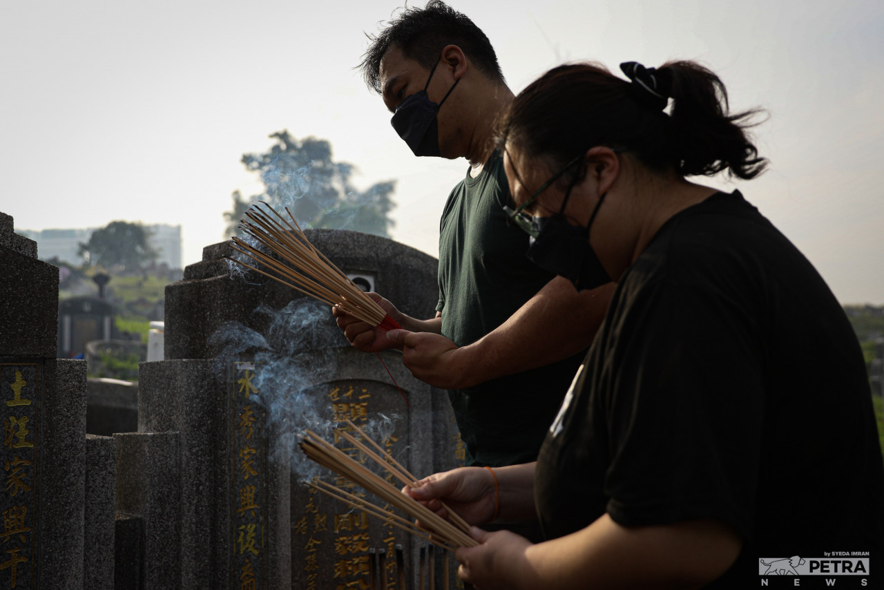Family members would burn joss sticks and joss paper, sweep the tombs of their ancestors, and offer food, tea, wine, and chopsticks in honour of their memory on Qing Ming. – SYEDA IMRAN/The Vibes pic, April 6, 2022