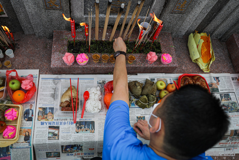 [PHOTOS] Of tomb cleaning and offerings: honouring ancestors on Qingming