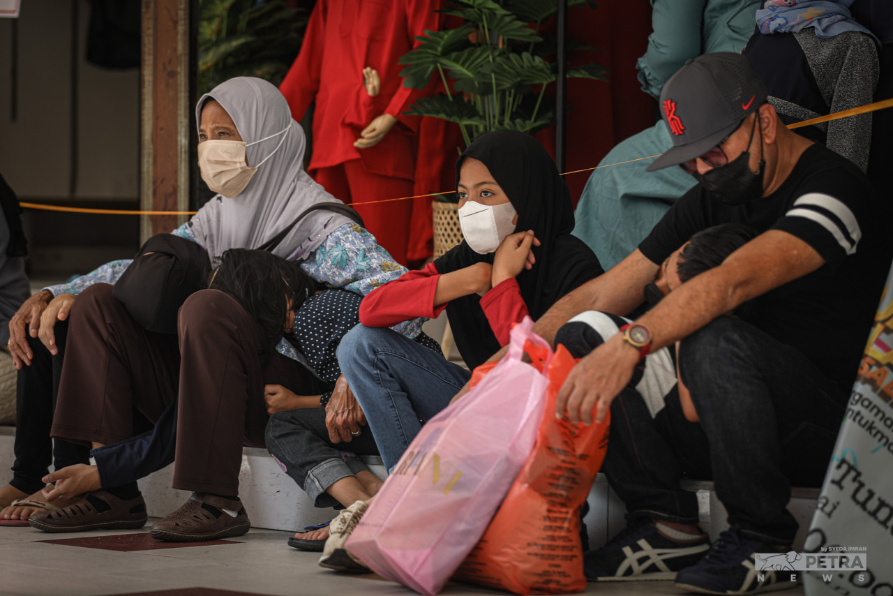 People are often seen waiting as their relatives go about shopping. – SYEDA IMRAN/The Vibes pic, April 30, 2022