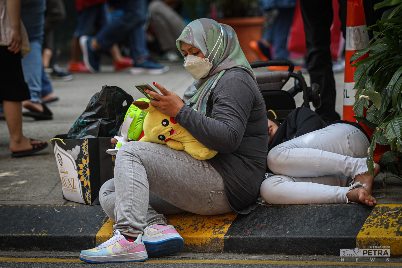 Shoppers take a breather from the rush that will last right up to Hari Raya. – SYEDA IMRAN/The Vibes pic, April 30, 2022
