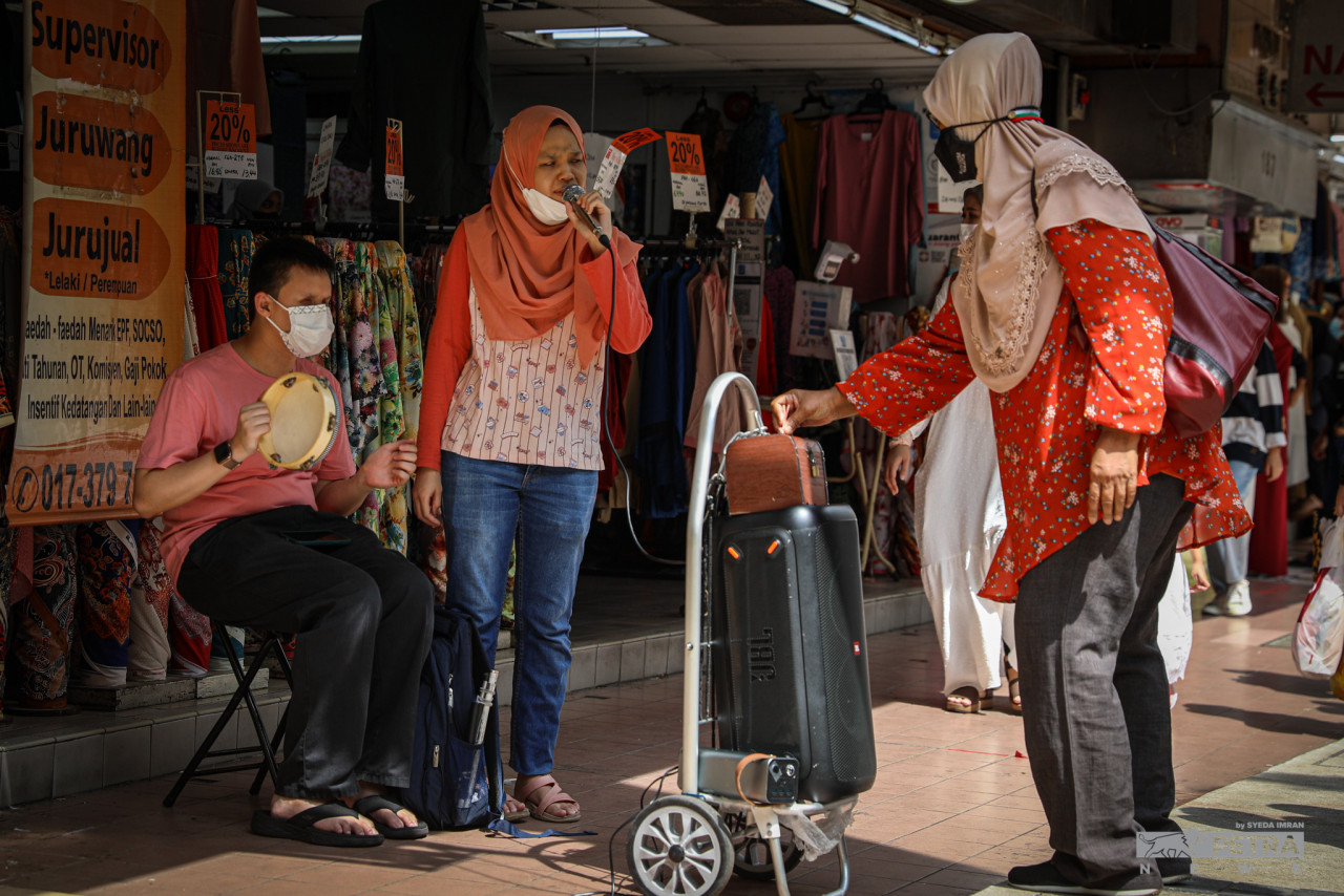 While busy shopping, it is important to remember the plight of those who are not as fortunate as we are. – SYEDA IMRAN/The Vibes pic, April 30, 2022