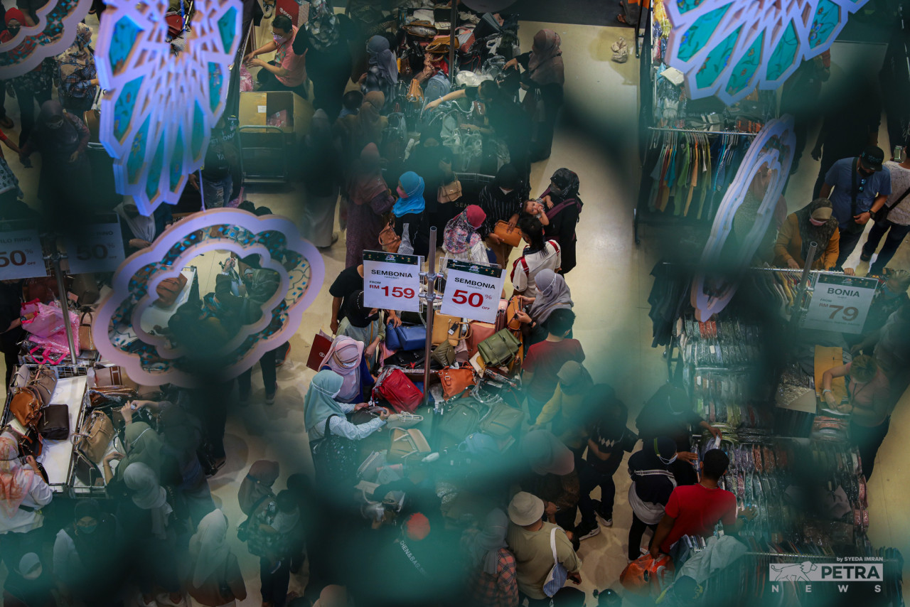 Discounts along with “crazy cheap” prices are always touted ahead of the festive season, especially Hari Raya Aidilfitri. – SYEDA IMRAN/The Vibes pic, April 30, 2022