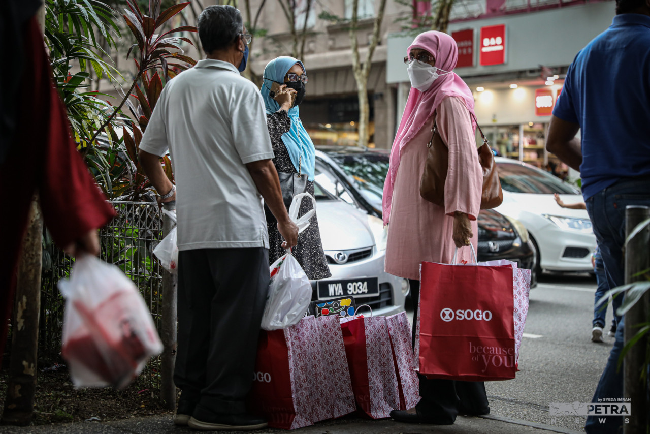 Jalan Tuanku Abdul Rahman is a focal point for shopping especially during the festive season. – SYEDA IMRAN/The Vibes pic, April 30, 2022