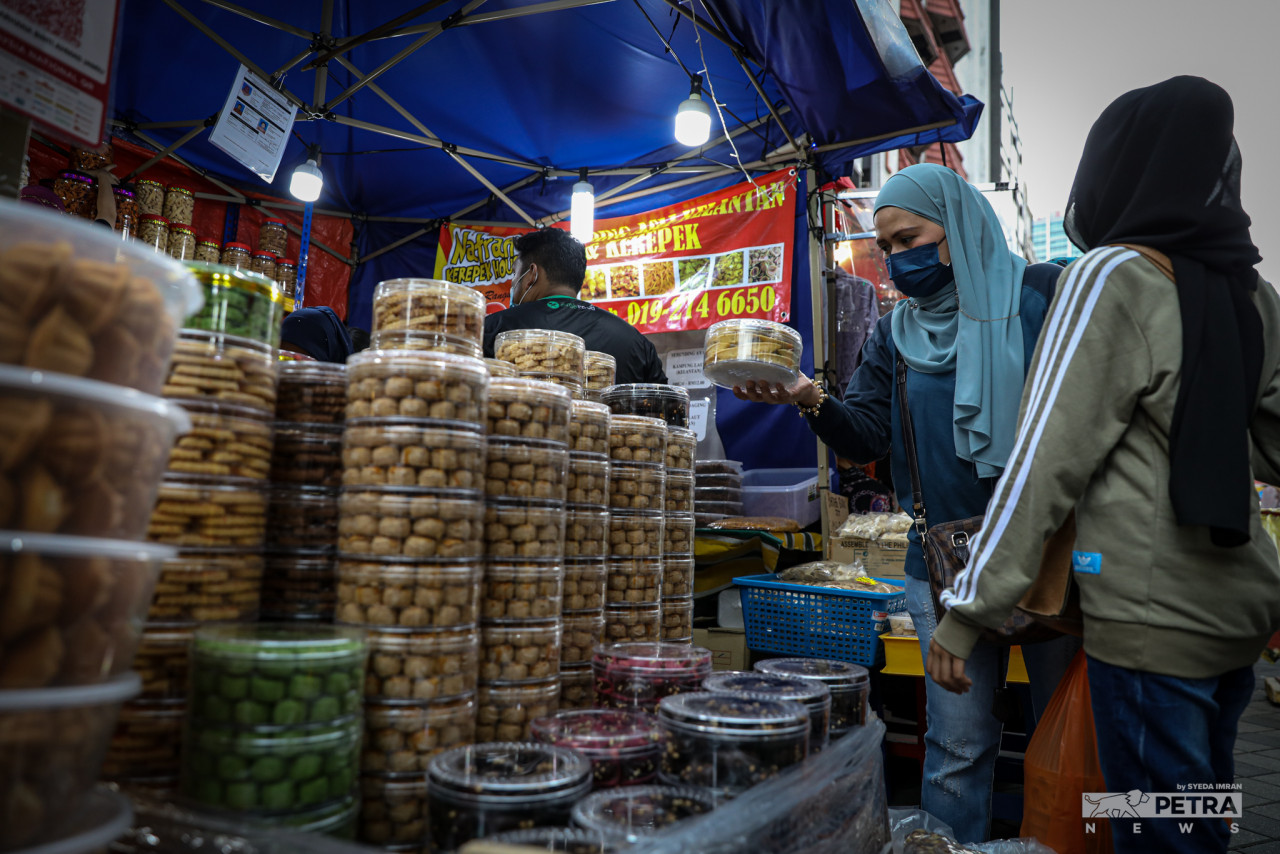 For those who do not have time to make cakes and biscuits, Jalan Tuanku Abdul Rahman is abundant with choices. – SYEDA IMRAN/The Vibes pic, April 30, 2022