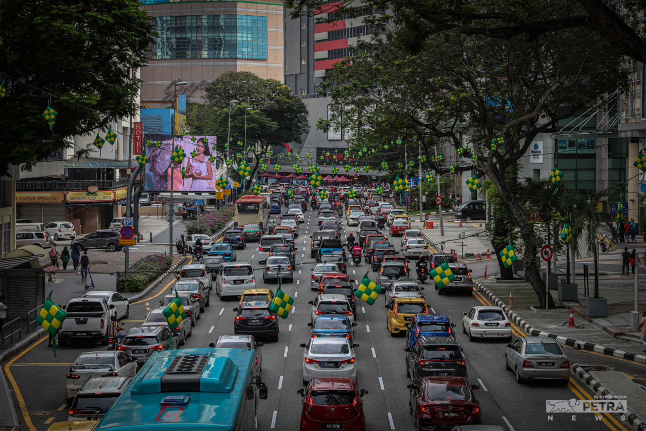 Only those who are patient can get through the intimidating traffic jams on Jalan Tuanku Abdul Rahman. – SYEDA IMRAN/The Vibes pic, April 30, 2022