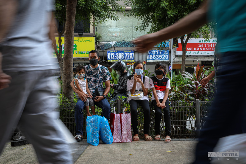 [PHOTOS] The rush returns before Aidilfitri