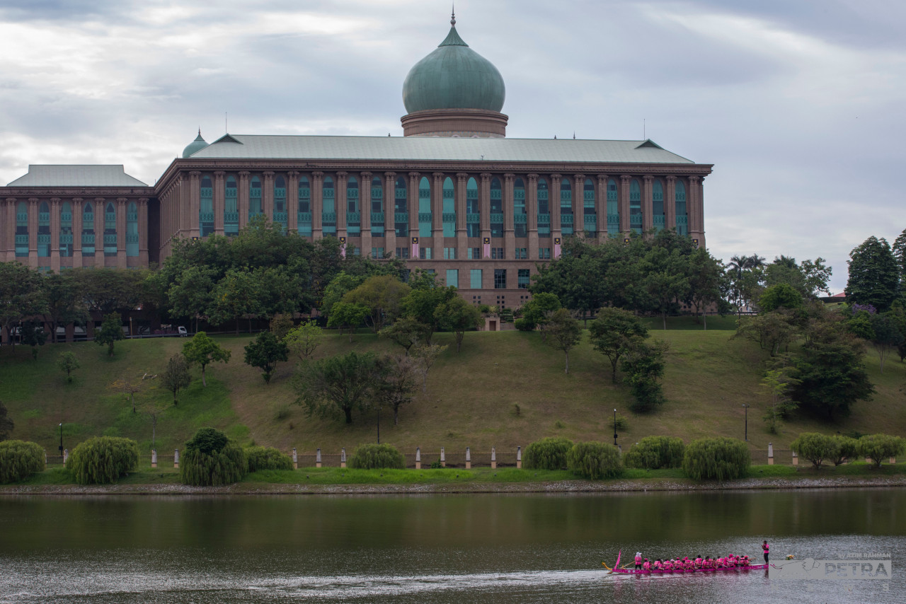 The lake in Putrajaya is a training ground for the Pink Challengers Dragon Boat Club’s paddlers. – AZIM RAHMAN/The Vibes pic, August 25, 2022