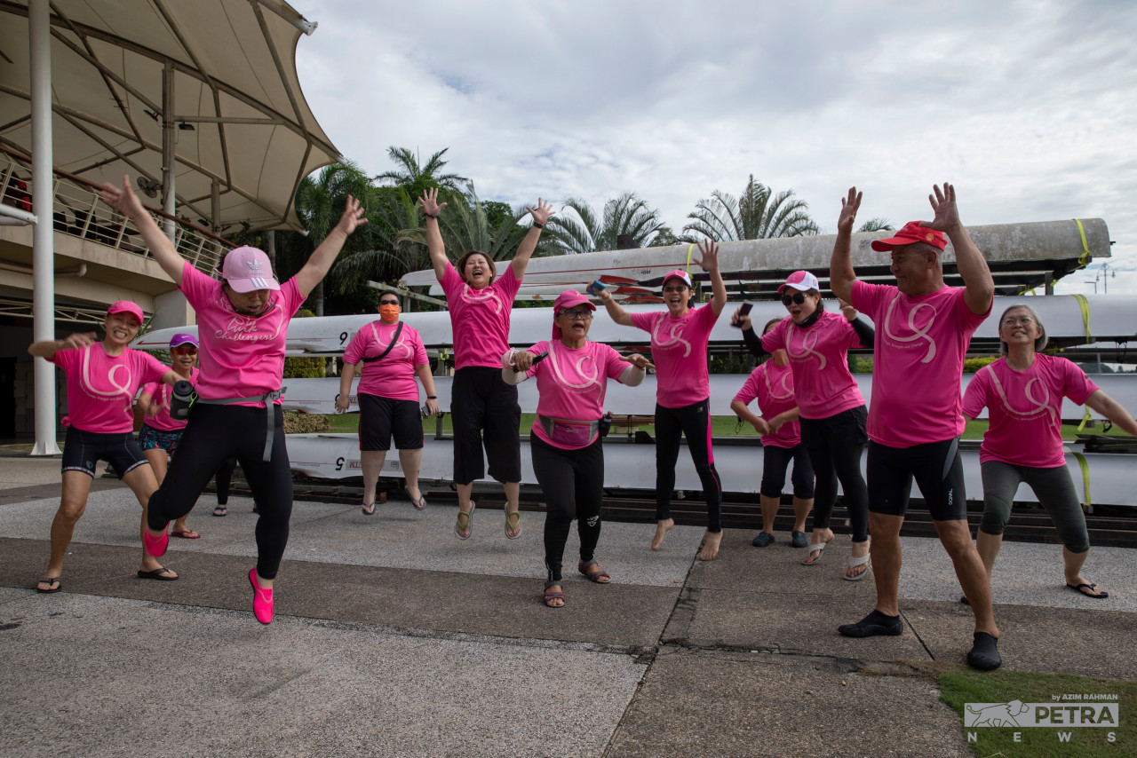 The spirit of fighting cancer gives Pink Challengers Dragon Boat Club paddlers the edge to compete in the dragon boat tournament. – AZIM RAHMAN/The Vibes pic, August 25, 2022