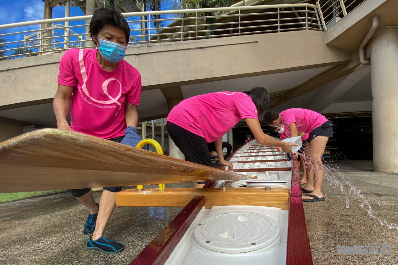 The cancer patients and survivors practicing and preparing the dragon boat paddling equipment . – AZIM RAHMAN/The Vibes pic, August 25, 2022
